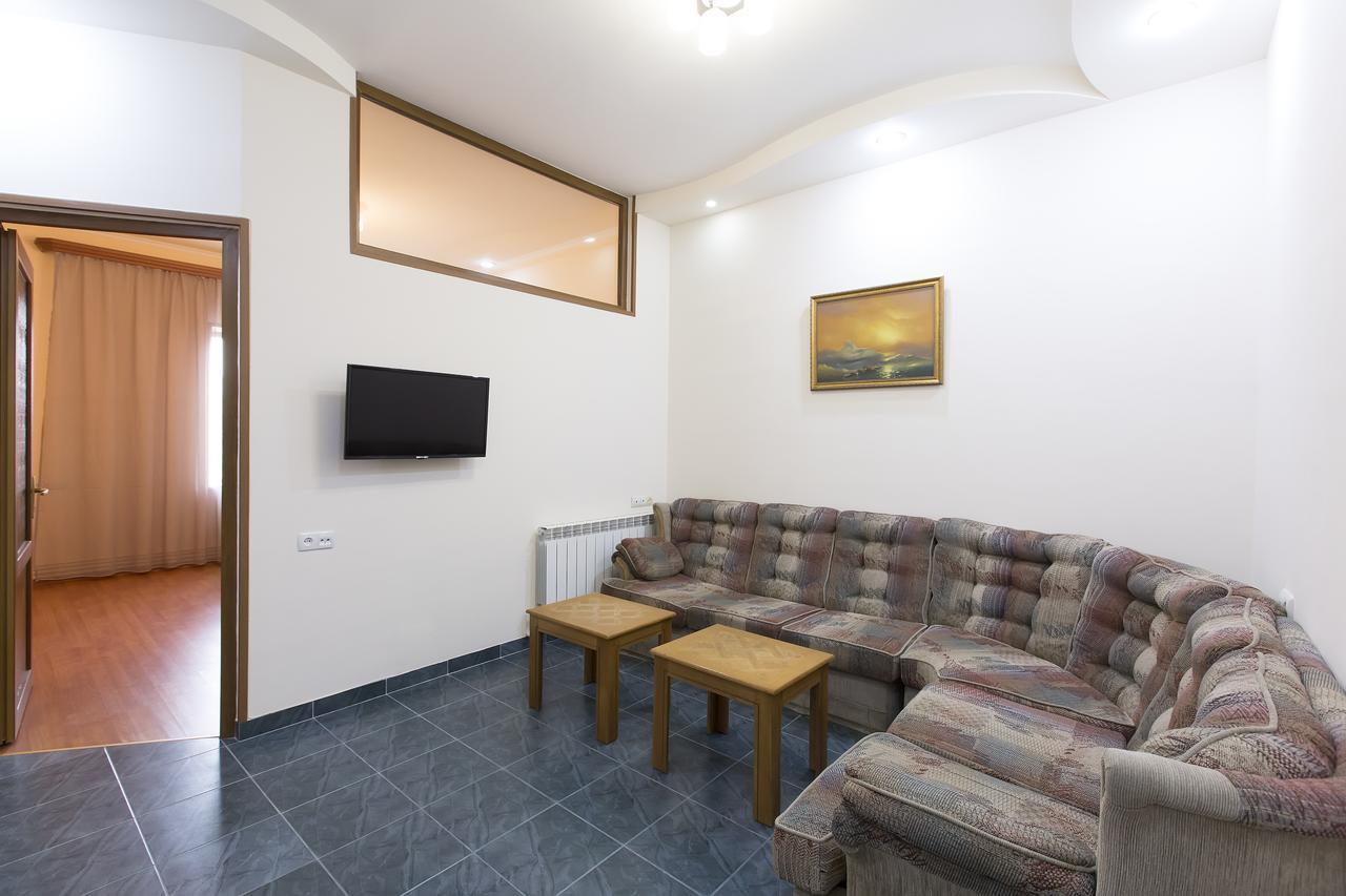 Umba Apartment N1 - 2 Bedrooms Ереван Екстериор снимка